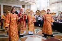 Сотни хабаровчан встретили Благодатный огонь в главном соборе края